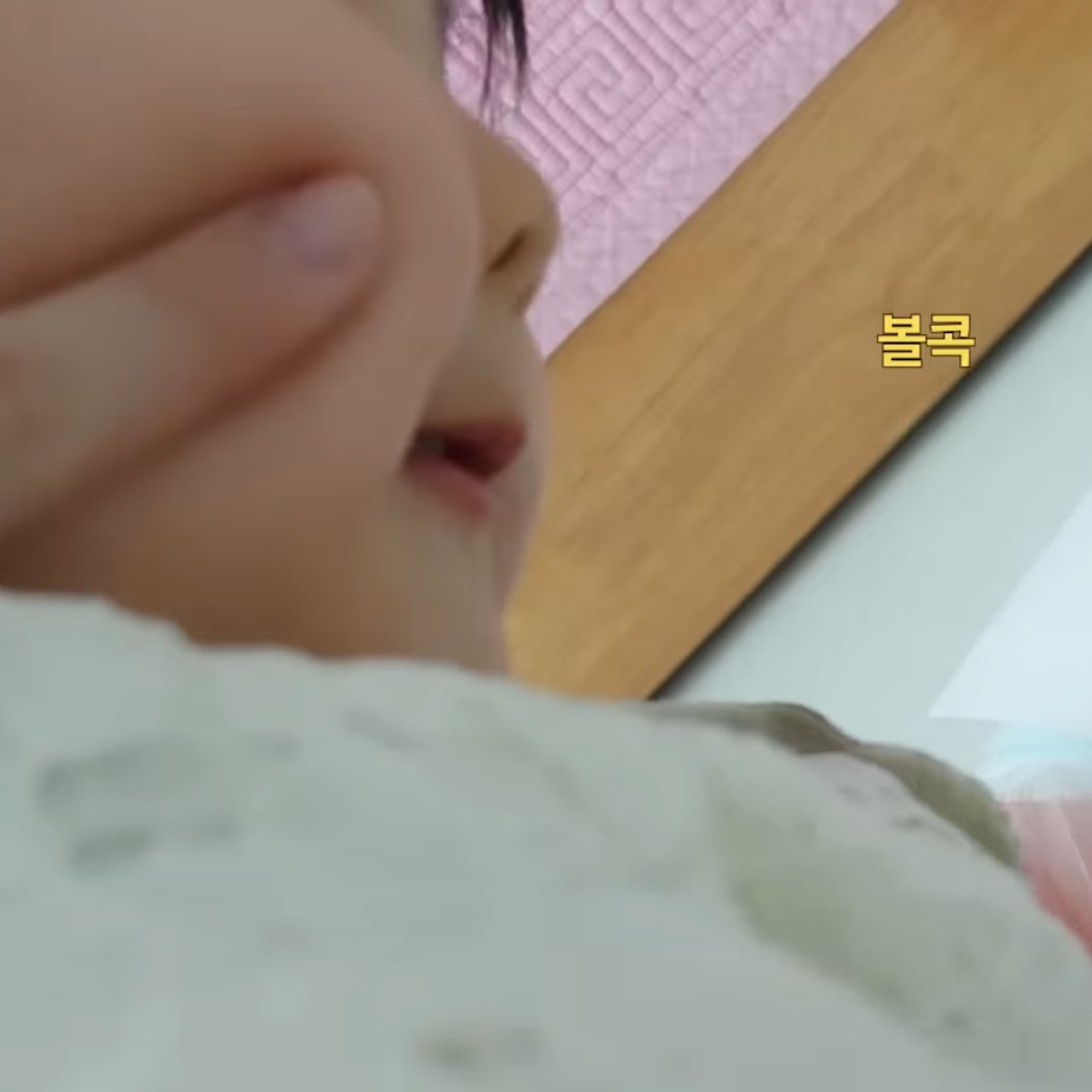 leeongsim's tweet image. 푸짐볼살, 기니인중, 동글코 이모든게유전이라는걸믿을수없어서울어버렷음..