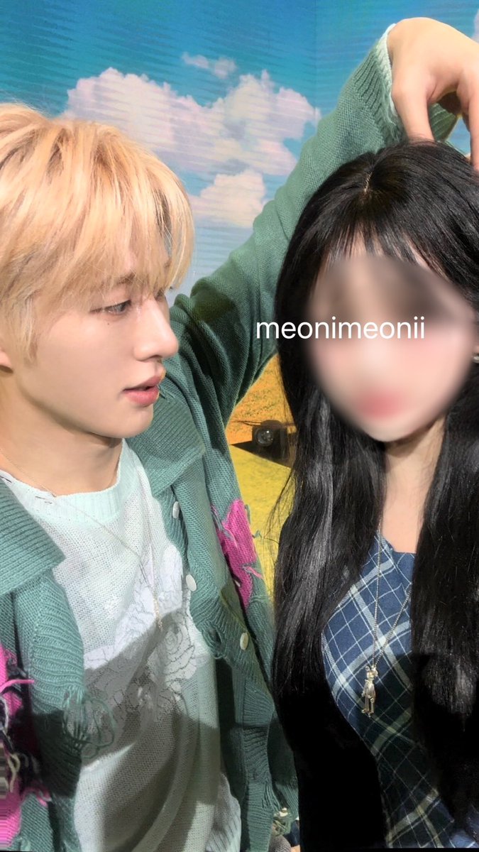 meonimeonii's tweet photo. 하 볼하트 하자고 했는데 오늘도 어김없이 빵이에게 토끼라이팅을 하심 토끼귀라고 만든 것이ㅠ https://t.co/VF4sSJQjzB
