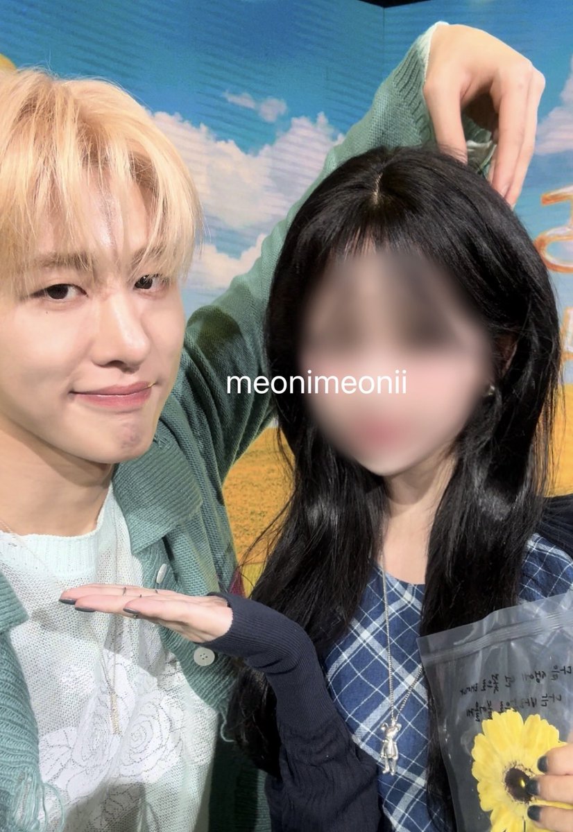 meonimeonii's tweet photo. 하 볼하트 하자고 했는데 오늘도 어김없이 빵이에게 토끼라이팅을 하심 토끼귀라고 만든 것이ㅠ https://t.co/VF4sSJQjzB