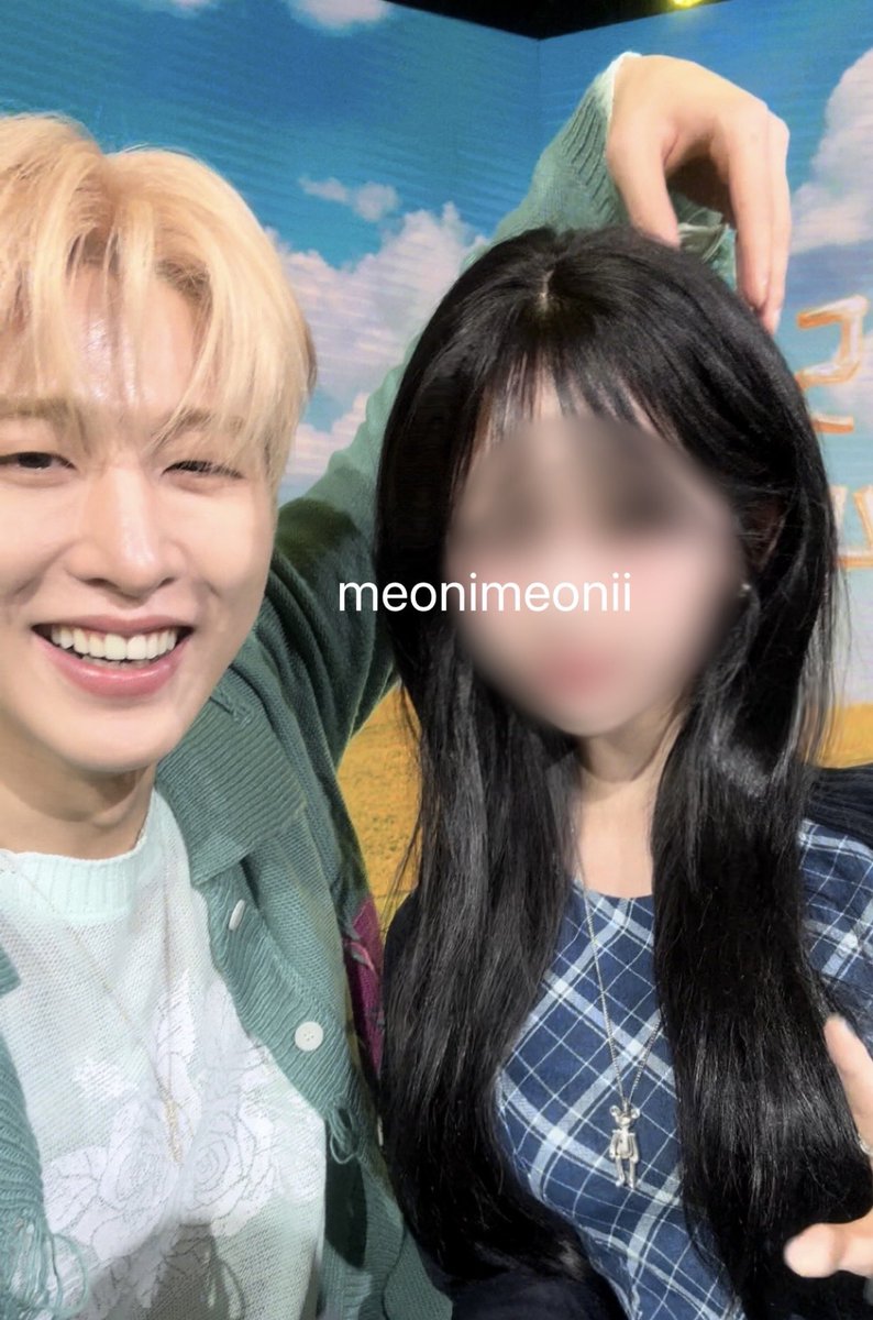 meonimeonii's tweet photo. 하 볼하트 하자고 했는데 오늘도 어김없이 빵이에게 토끼라이팅을 하심 토끼귀라고 만든 것이ㅠ https://t.co/VF4sSJQjzB
