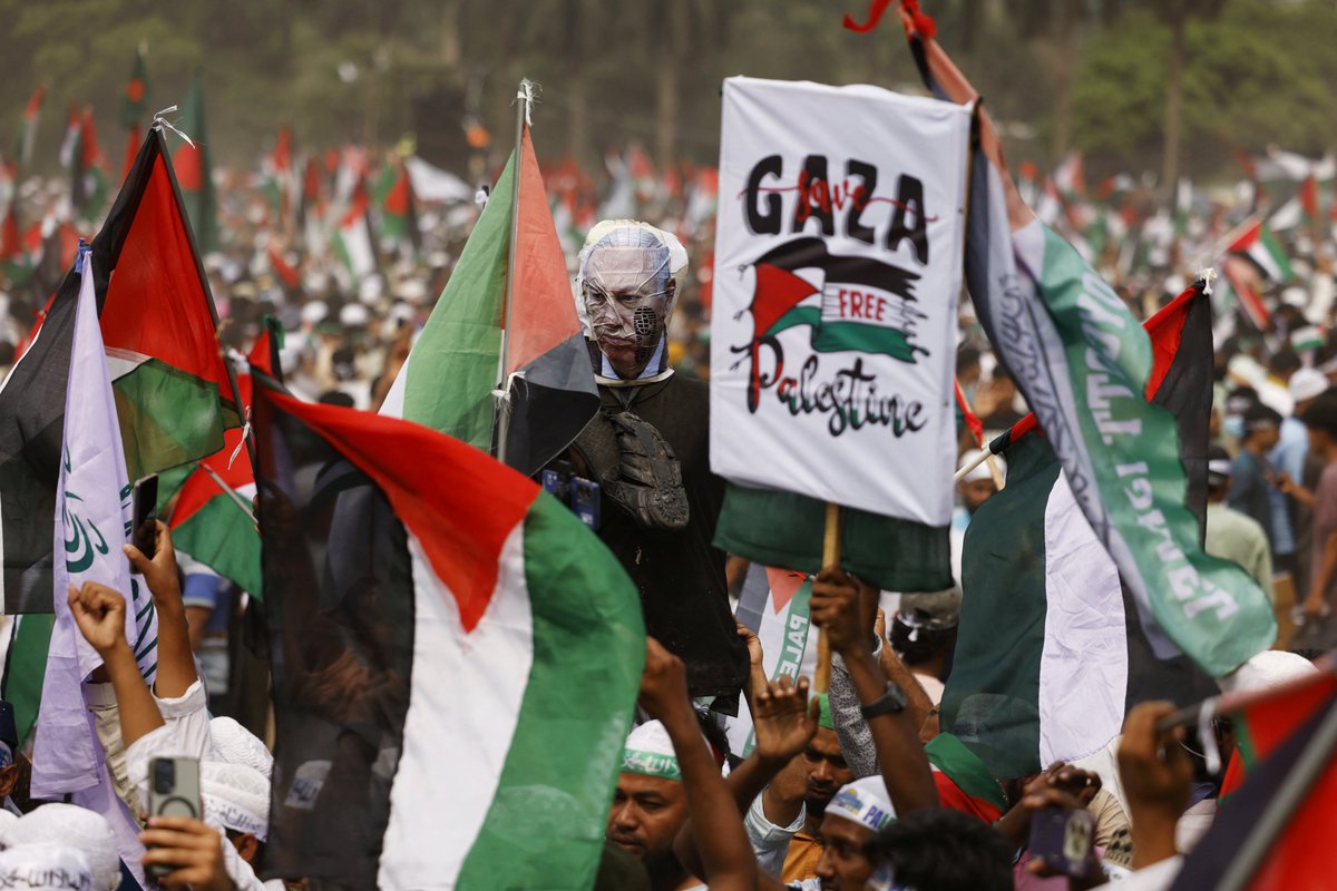 AJEnglish's tweet photo. Thousands of protesters rally in Bangladesh to express solidarity with Palestinians in Gaza.

🔴 LIVE updates: https://t.co/697nKcPSVr https://t.co/OvorprQmkT