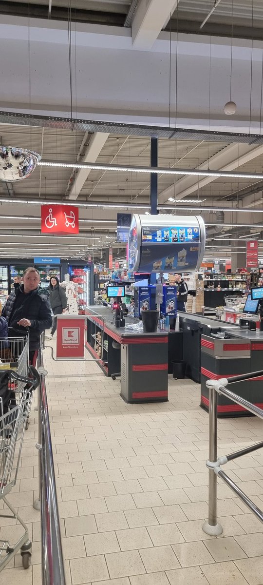 RUŞINE <a href="/KauflandRomania/">Kaufland Romania</a> NICI O DATA NU AM GASIT CASA ASTA DESCHISA... STAM LA COADA CU COPILUL CARE URLA CA NU MAI ARE RABDARE....