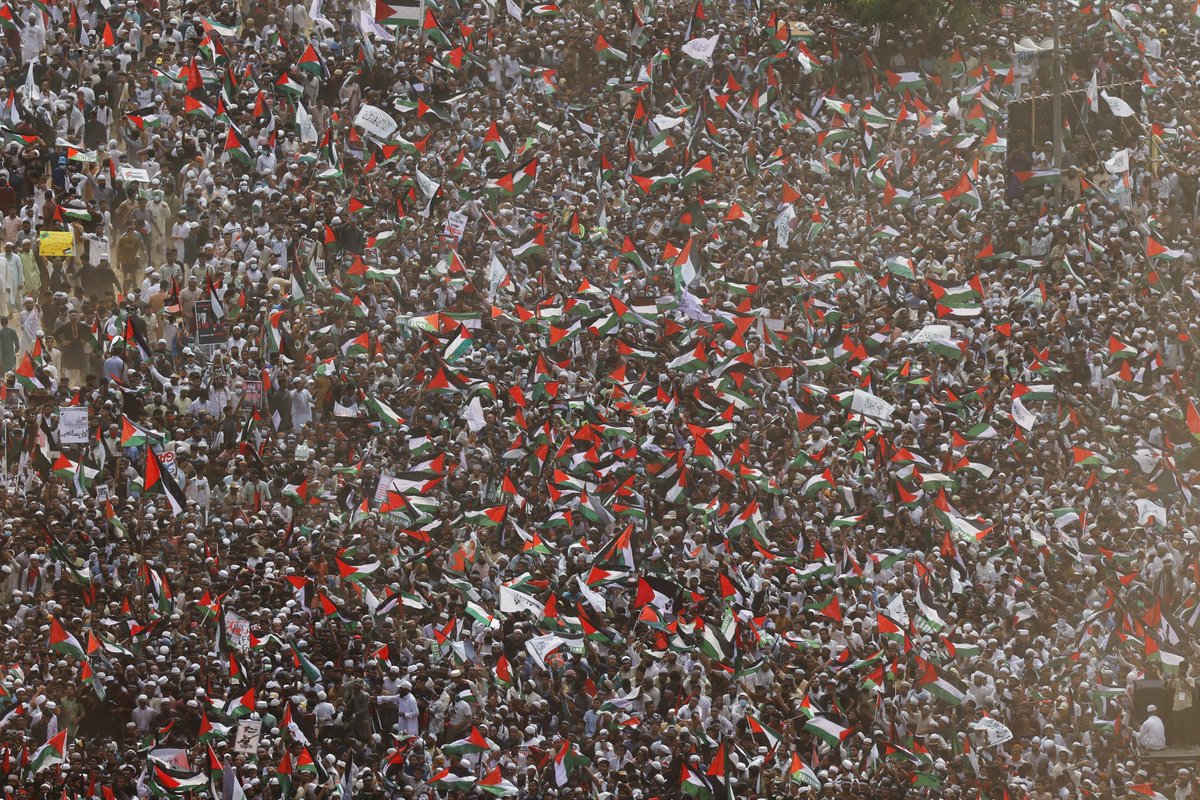 AJEnglish's tweet photo. Thousands of protesters rally in Bangladesh to express solidarity with Palestinians in Gaza.

🔴 LIVE updates: https://t.co/697nKcPSVr https://t.co/OvorprQmkT