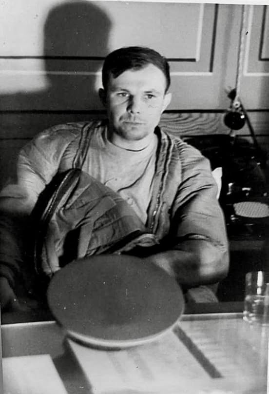 Обычно все любят фотографии Гагарина, сияющие белозубой улыбкой, весной, молодостью, радостью, обожанием миллионов землян.
Такой отрешённый взгляд американцы называют «two-thousand-yard stare» — взгляд на две тысячи ярдов. Так смотрят люди, вышедшие из смертельного боя, выжившие