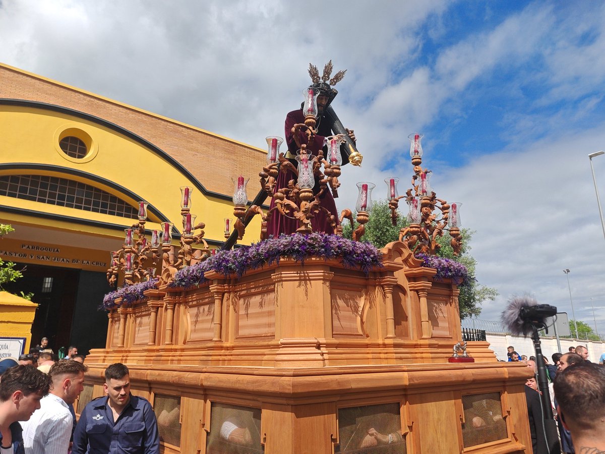 SEVILLA - Ya está en las calles el Señor de la Salud y Clemencia <a href="/Hdadpadrepio/">Hermandad Padre Pío</a> con los sones de la <a href="/amlagrimas/">Lágrimas de Dolores</a>

#lalevantaweb #TDSCofrade #SabadodePasion #semanasanta #sevilla #padrepio