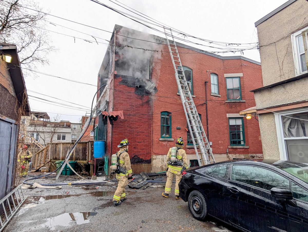 OFSFirePhoto's tweet photo. Ottawa Fire on the scene of a Working Fire in a 2 storey 3 unit residential row in the 100 block of Guigues Street between Parent Street and Dalhousie Street. @OttFire #Ottawanews #Ottawa https://t.co/sAj0EgfuFW