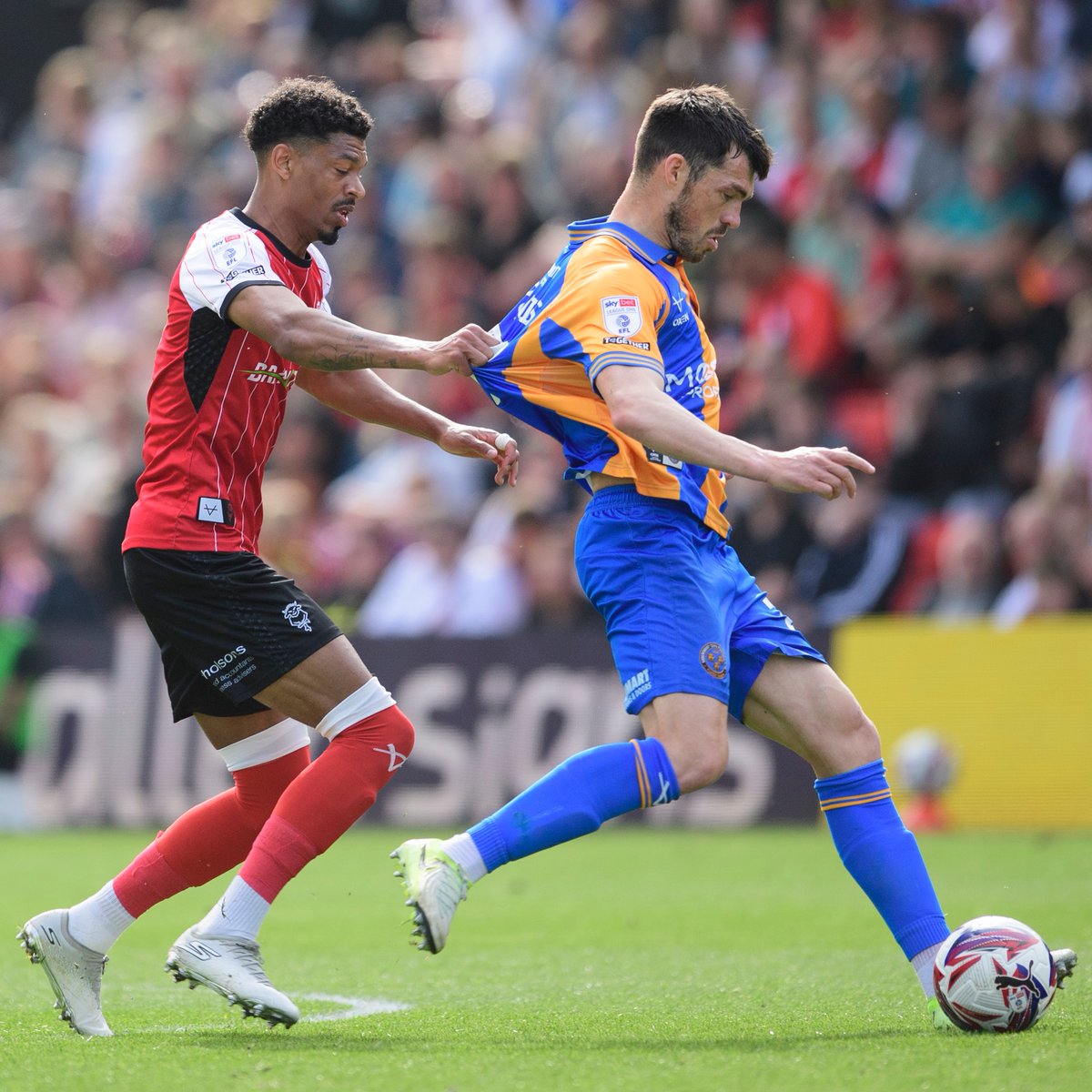 LincolnCity_FC's tweet photo. City come forward looking for a response and come close but Reeco Hackett drags his effort wide of the post.
βοΈ 31β | π΄ 1-1 π΅ | #LINSHR https://t.co/Q78r7PjuDE