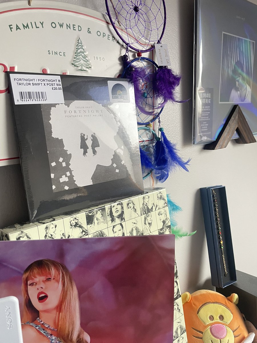 ForgottenVampyr's tweet photo. @adreamingalice @taylornation13 @taylorswift13 @PostMalone I was supposed to be sent away but I didn’t forget to go and get my Fortnight 7” vinyl! 🤍

#RSD2025 #Fortnight #RSD @taylornation13 @taylorswift13 @PostMalone https://t.co/PEtje6D4Yi