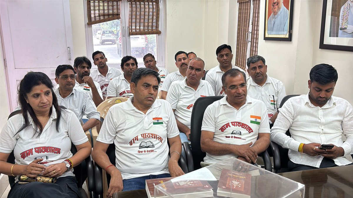 माननीय सांसद  श्री <a href="/surendrasnaagar/">Surendra Singh Nagar</a> जी द्वारा आज श्रीमती <a href="/NagarSugandha/">Sugandha Nagar</a> त्रिवेदी जी द्वारा संकलित "गुर्जरी लोक गीत" पुस्तक की 400 प्रतियां टीम <a href="/Grampathshala__/">@Grampathshala__</a> की प्रेरणा से बने ग्रामीण पुस्तकालयों के लिए भेंट की ।
टीम ग्राम पाठशाला आपका ह्दय से आभार प्रकट करती है।