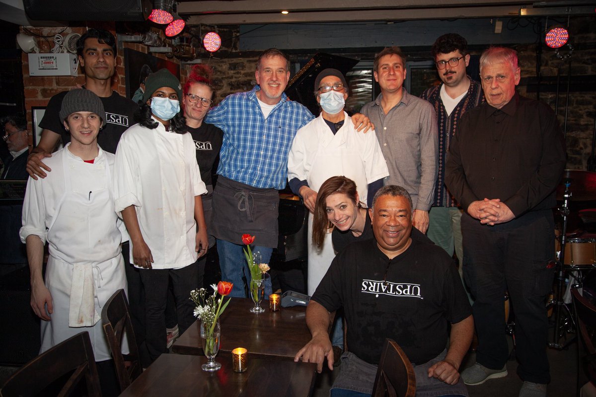 Chers amis du Upstairs, alors que nous célébrons notre 30e anniversaire, nous souhaitons vous remercier sincèrement pour votre fidélité et votre amour du jazz. Merci d’être là, hier, aujourd’hui et pour les années à venir.

Avec gratitude,
L’équipe du Upstairs Jazz Bar &amp; Grill