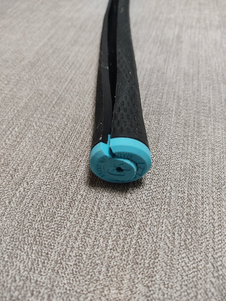 kiringolf's tweet image. グリップ交換
何度もやり直していることが情けなくなり一本お陀仏に👼

やり直しもありましたが無事に6本交換できました😊
1つレベルアップしたってことで👍️

#ゴルフ #グリップ交換 #IOMIC #下手くそ