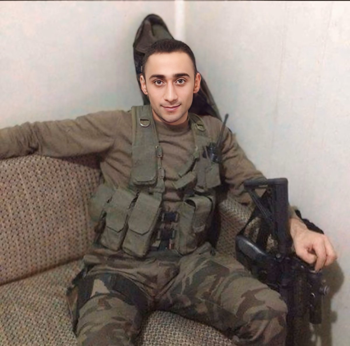 "Eşimin fotoğraflarını da arada paylaşır mısınız kimse unutmasın, Fatiha okusun. Herkesin resmi paylaşılıyor ama eşiminkini görmedim. Daha 25 yaşındaydı ve o şehit düştüğünde kızım 14 aylıktı."

Şehit PÖH Coşkun Özcan 🇹🇷
27.04.2016 | Muş

Aziz Ruhun Şad Olsun