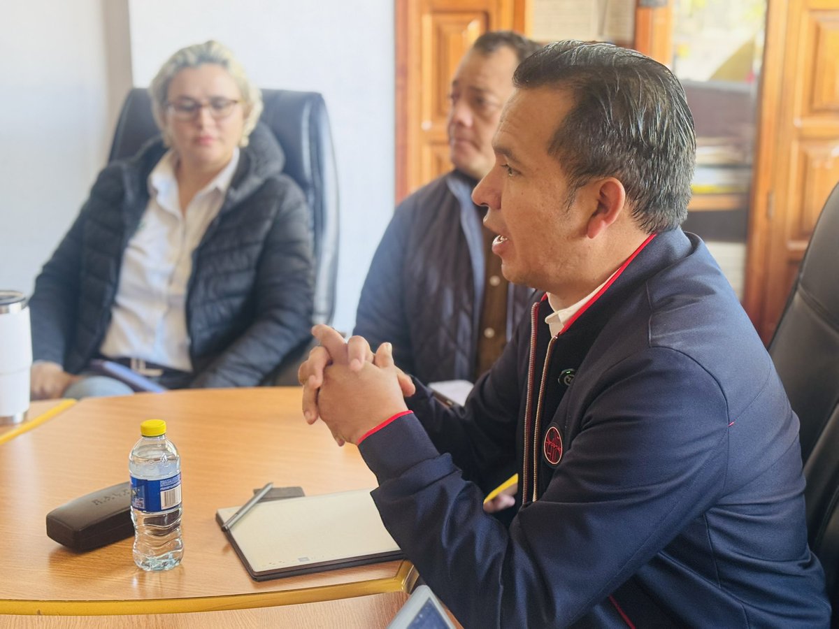 AlFacatativa's tweet photo. #AEstaHora Nos reunimos con @ANI_Colombia, #Opain, @MinEnergiaCo @MinTransporteCo @InviasOficial para exponer la problemática de infraestructura en la calle 15 que está afectando el transporte de combustible en el país. https://t.co/iECUb4ubZs