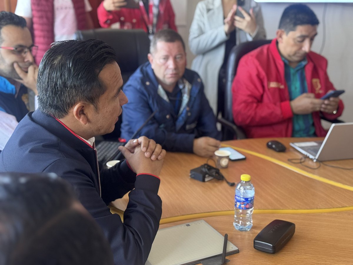 #AEstaHora Nos reunimos con <a href="/ANI_Colombia/">Agencia Nacional de Infraestructura</a>, #Opain, <a href="/MinEnergiaCo/">Minenergía</a> <a href="/MinTransporteCo/">MinTransporte</a> <a href="/InviasOficial/">Invías</a> para exponer la problemática de infraestructura en la calle 15 que está afectando el transporte de combustible en el país.