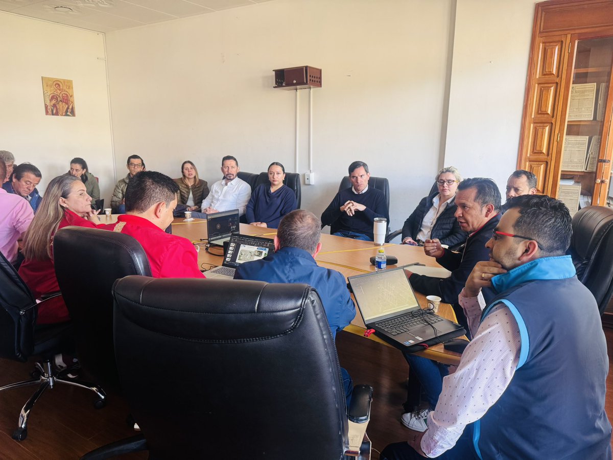 AlFacatativa's tweet photo. #AEstaHora Nos reunimos con @ANI_Colombia, #Opain, @MinEnergiaCo @MinTransporteCo @InviasOficial para exponer la problemática de infraestructura en la calle 15 que está afectando el transporte de combustible en el país. https://t.co/iECUb4ubZs