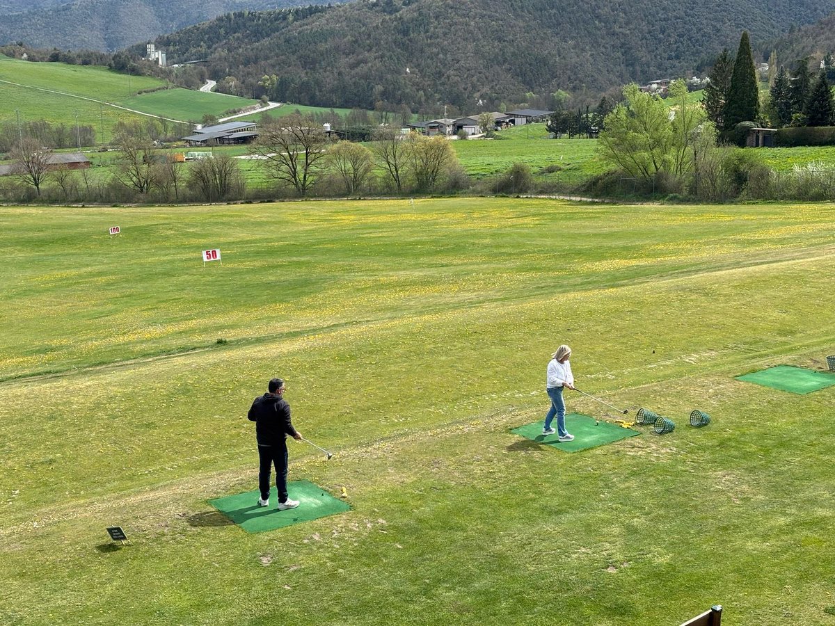Hem tornat a un camp de golf… bé a descarregar adrenalina amb una fusta al camp de pràctiques…. #relax #golf #aravellgolf