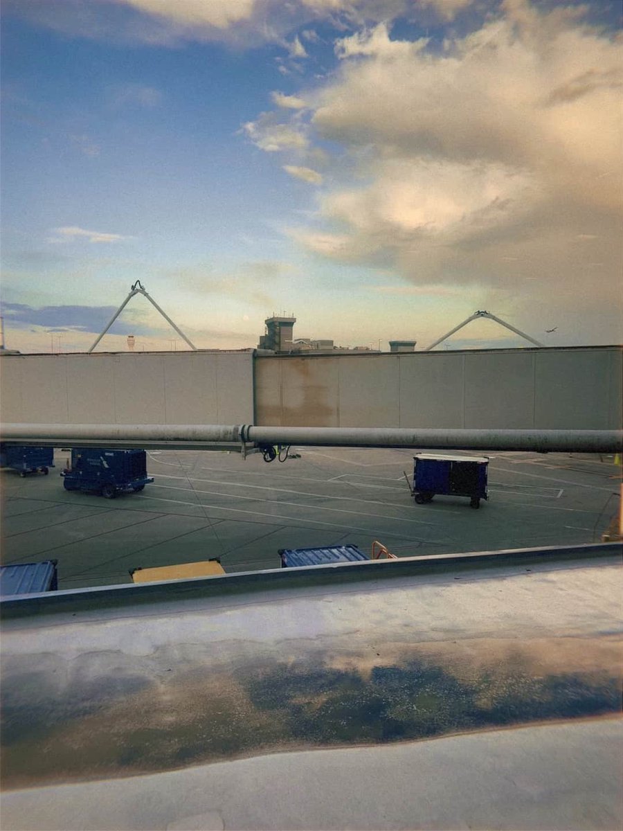 aroyalday's tweet photo. #atl #travelphotography #airport #iPhone https://t.co/YCySe2cgf9