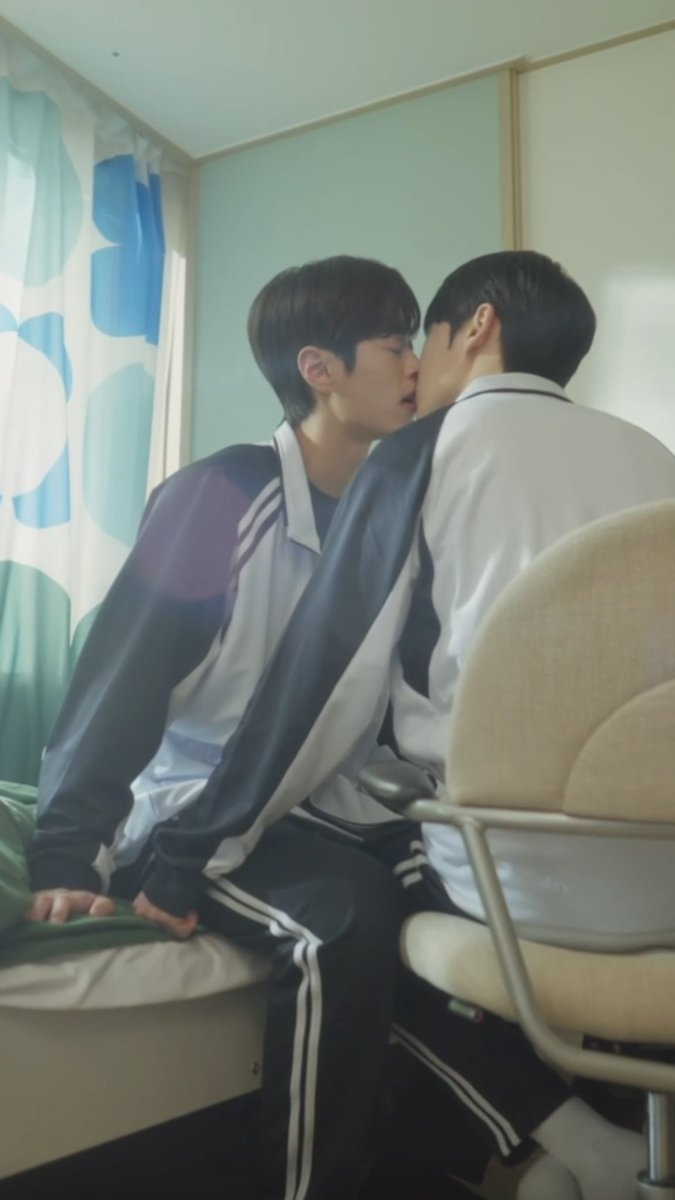 BlackWhiskey3's tweet photo. มินิซีรีส์แนวรักโรแมนติกในโรงเรียนประจํา #기숙학원연애금지 (No Dating at Boarding School) 📚 ฉายทางแอป shortcha บอกเล่าถึงสถาบันศึกษาที่จะกวดวิชาให้กับคนไม่ผ่านการสอบซูนึง (การสอบวัดความรู้ความสามารถในการเข้าเรียนต่อมหาวิทยาลัย) สถานที่นี้จะเป็นลักษณะโรงเรียนประจำ มีข้อควรปฏิบัติ และข้อห้าม อย่างเช่น ห้า��เล่นมือถือ ฟังเพลง ดื่มแอลกอฮอล์ ห้ามออกข้างนอกโดยไม่ได้รับอนุญาต บลาๆ อะไรก็ตามที่ทำให้รบกวนการเรียนล้วนเป็นสิ่งต้องห้าม และอย่างสุดท้ายคือ... ห้ามไม่ให้นักเรียนออกเดตกัน!

“ชเวจินอู” คือนักเรียนที่มีคะแนนเทสดีเป็นอันดับต้นๆ ปฏิบัติตามกฎอย่างเคร่งครัด ทั้งยัง��ักษามาตรฐานการเรียนของตัวเองสม่ำเสมอ แต่หลังจากได้เจอกับ “อียุนฮยอก” ที่กำลังเมาเหล้าแล้วหลับฟุบอยู่หลังห้อง จินอูกังวลว่าตัวเองจะเดือดร้อนไปด้วย เลยจำใจช่วยเหลือคนไม่มีสติด้วยการเอาลูกอมให้กินเพื่อดับกลิ่น จินอูโน้มเข้าไปพูดใกล้ๆ ทำนองว่าถ้าขืนยังทำตัวแบบนี้อีก เขาจะรายงานให้ครูรู้! แต่ยังไม่ทันได้ขยับตัว จินอูก็ถูกอีกฝ่ายจูบปากเฉยเลย!!!

ที่โรงเรียนมักจะมีคนจำพวกชอบทำตัวเหลวใหล และในสายตาจินอู ยุนฮยอกก็จัดอยู่ในนั้น ได้ข่าวว่าอีกฝ่ายเป็นทายาทตระกูลแชโบล จะทำอะไรตามใจก็คงไม่แปลก คนแบบนี้ จินอูรังเกียจเป็นที่สุด ไม่เคยคิดอยากสุงสิงด้วย เพราะคนยากจนอย่างเขา จำเป็น��้องตั้งใจอย่างหนักเพื่อสอบเข้ามหาลัยที่มีชื่อเสียง จบมาจะได้มีงานดีดีทำ ฉะนั้นตอนนี้ ไม่ว่ายุนฮยอกจะเริ่มมาวอแว ก่อกวนสารพัด เขาก็จะรับมือให้ได้

“คนที่จูบฉันตอนกำลังเมา คือนายเองสินะ” จินอูไม่รู้ว่ายุนฮยอกต้องการอะไร แต่การสอบซูนึงในครั้งนี้ เขารู้สึกได้ว่ามันต้องพังเพราะอียุนฮยอกแน่ๆ!!

◼️ นำแสดงโดย: ชอนอูจิน และ ฮันกยูมิน