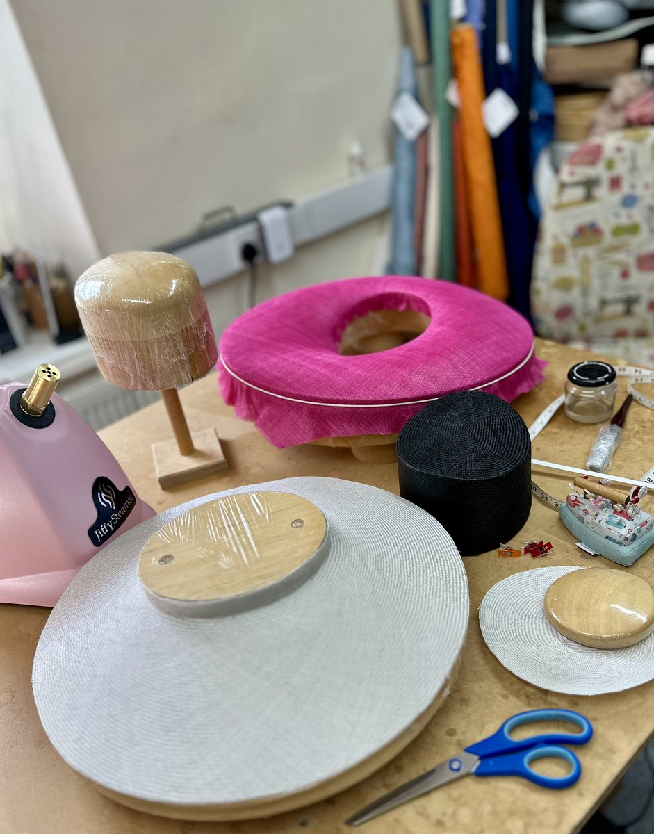 A busy Ascot blocking day in the workshop today
Enjoying the ☀️ coming through the window
#millinery #milliner #bespoke #workshop #blockinghats #creating #creative #saturdayatwork #sun #sunnyday #hatshop #hatshopoxfordshire #hat #hats #wallingforduk #louiseclairemillinery