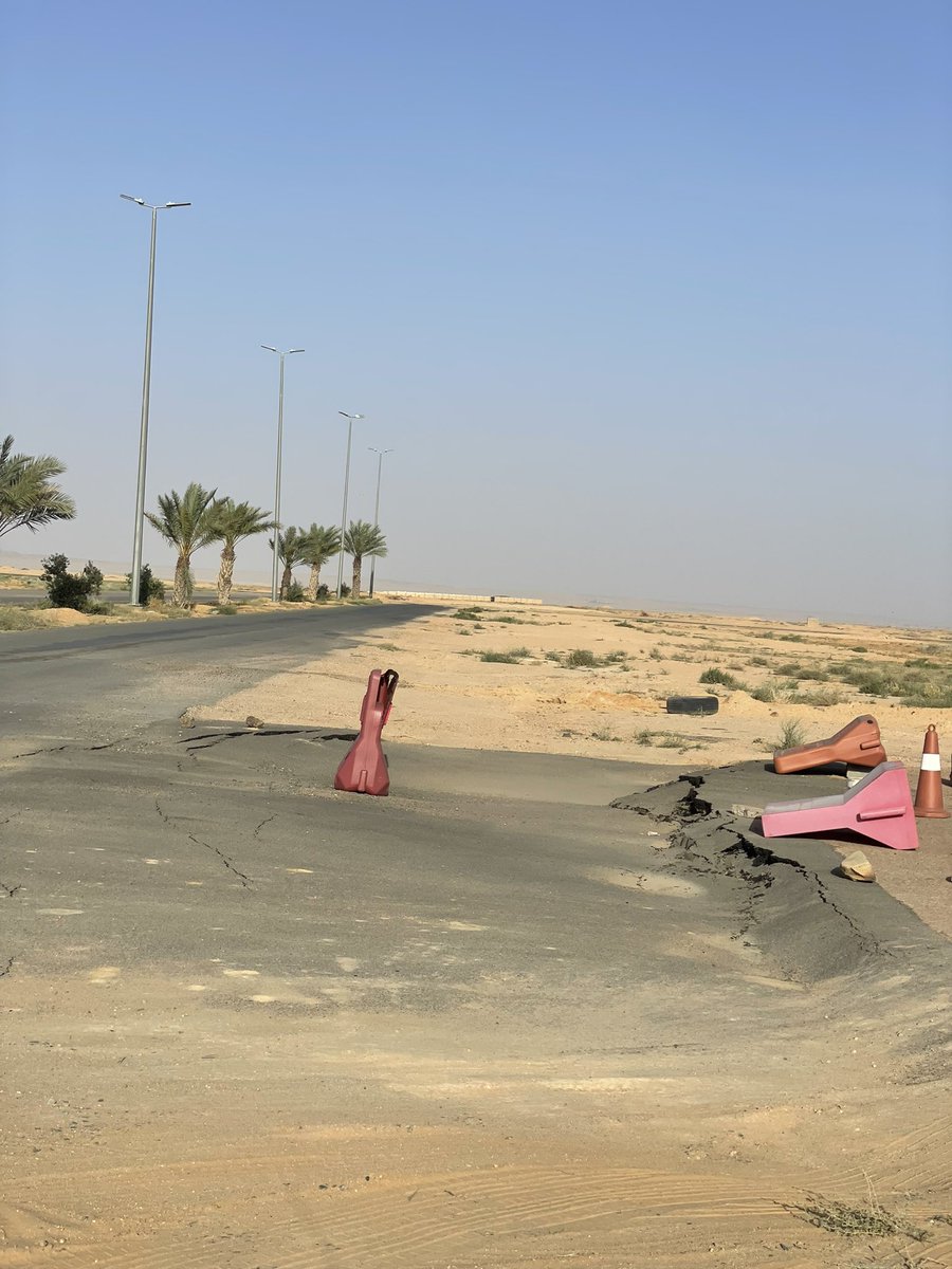 riyda2012's tweet photo. السلام عليكم أرجو من بلدية محافظة بقعاء  معالجة مشكلة هبوط شارع في بقعاء  الشرقية حيث انه يتسبب بأضرار للمركبات وكذلك سالكي الطريق حيث بلغ الهبوط اكثر من 50 سم على شارع الوليد بن طلال مع شارع الامير ثامر بن عبدالعزيز

@baladehbaqa 
@Balady_CS 
@Amanat_Hail https://t.co/x0pSb6wLNd