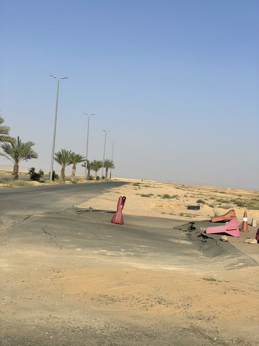 riyda2012's tweet photo. السلام عليكم أرجو من بلدية محافظة بقعاء  معالجة مشكلة هبوط شارع في بقعاء  الشرقية حيث انه يتسبب بأضرار للمركبات وكذلك سالكي الطريق حيث بلغ الهبوط اكثر من 50 سم على شارع الوليد بن طلال مع شارع الامير ثامر بن عبدالعزيز

@baladehbaqa 
@Balady_CS 
@Amanat_Hail https://t.co/x0pSb6wLNd