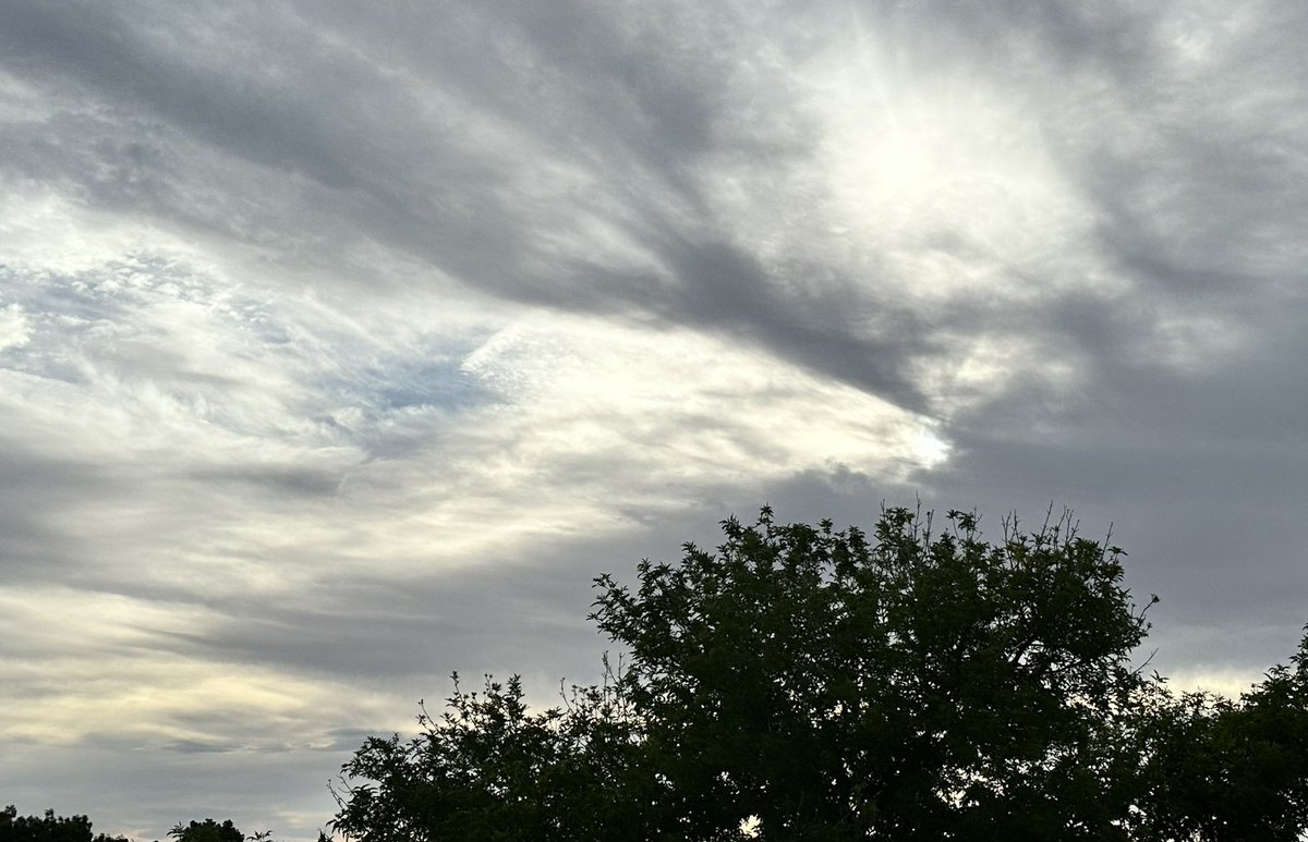 4rizzel's tweet photo. @LasVegasLocally Cooler today, but the sun’s trying to peek through⛅️ https://t.co/onKaZBVwXj