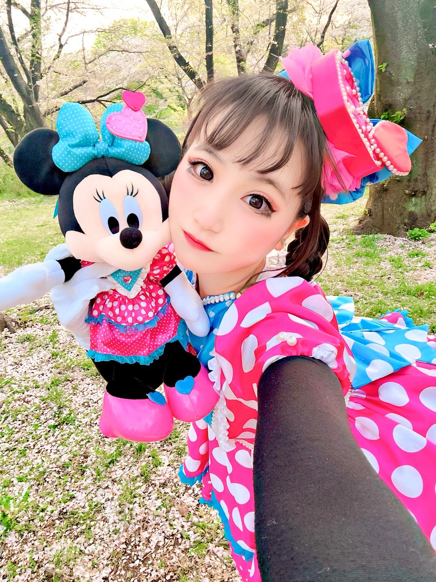 桜とまた一緒に撮りたくて、2週連続で着たミニパルミニー仮装🌸
そして…桜に合うだろと思ってきたミニベスミニー仮装🌸
今日は散りゆく桜と桜の絨毯と一緒に撮れました😊