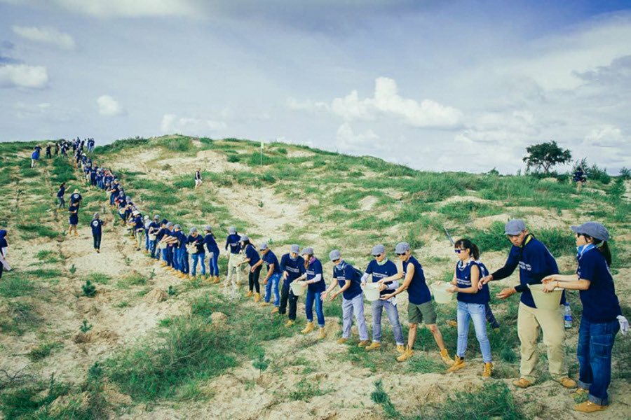 ArgantonioTart2's tweet photo. 🔴 Narrativas para incautos: Otra payasada, en este caso de #China para engañar al mundo. La supuesta muralla verde para frenar el avance del desierto no es más que la tapadera del #GranMinimoSolar que ya comienza a inundar los desiertos y a reverdecerlos. https://t.co/YGe9VZNeUn