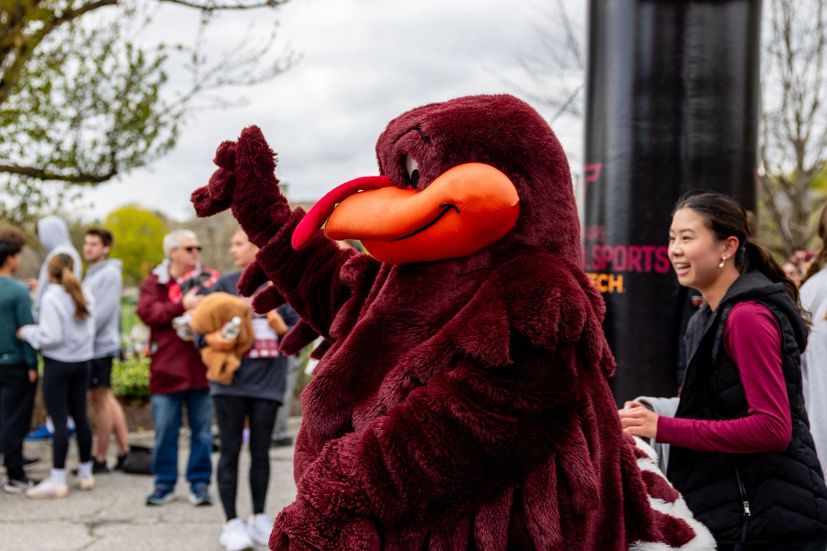 hokiesports's tweet photo. .@TheHokieBird hugs this morning ☺️
#VT32Run | #ThisIsHome https://t.co/SyeVPTpDha