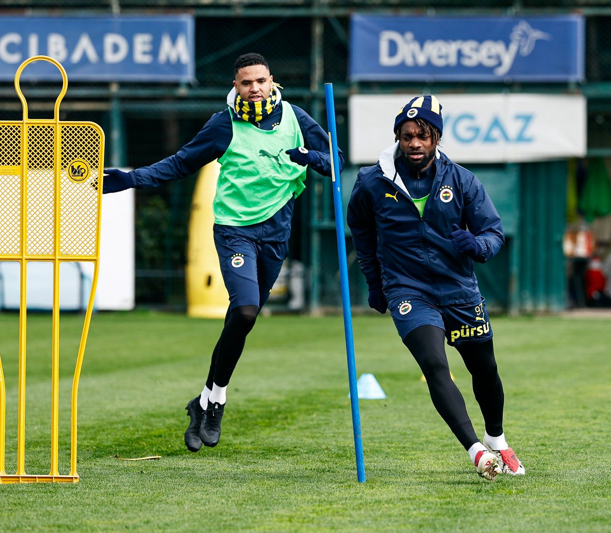 aspor's tweet photo. 🟡🔵 Fenerbahçe, Sivasspor maçı hazırlıklarını tamamladı. #FBvSVS https://t.co/7M7ByHU4qx