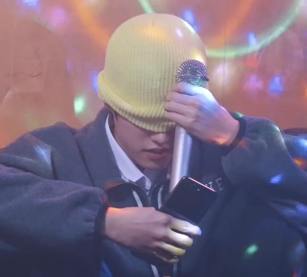 노래불러달라고?                      찍어봐
  
                                        아니 나 말고 노래 찍으라고