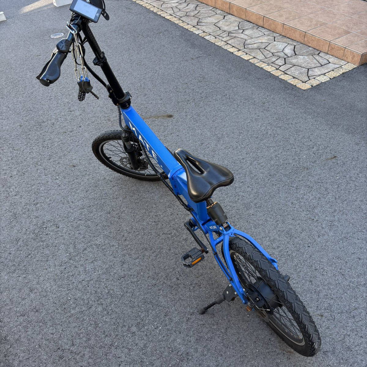 tahnu2's tweet photo. 【助けてください】
mate cityのブルーが盗まれました。
場所：名古屋市中区栄
特徴：mate city、青い自転車、電動自転車
下に画像も載せます。
愛知県で青色のmateに出会った事がないので、あったら恐らく僕のです。
見かけた方教えてください😭
#自転車盗難 #盗難情報拡散希望 #自転車探してます https://t.co/XSGZECqbXO