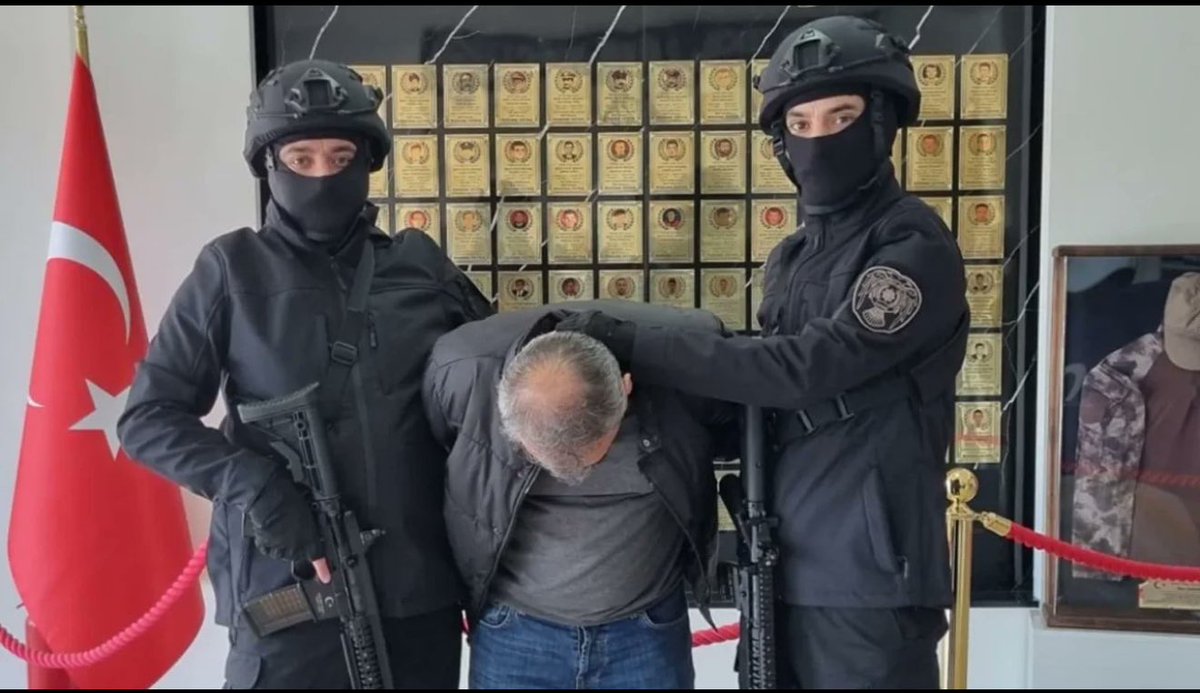 Dagci_Dagci_1's tweet photo. Bu fotoğraf karesi çok önemli. Bir öğretmen terör suçlaması ile gözaltına alınıyor! Eller ters kelepçeli, baş eğilmiş, arkada bayrak! Yanındaki polisler kar maskeli, özel harekat teçhizatına sahip! 

Oysa evinde hiç bir silah bulunmadı! Daha önce hiç bir suç dosyası olmadı! Adam öldürmedi! Çalmadı! Tek suçu binlerce insan yetiştirmek! Öğretmenlik yapmak! İyi bir insan olmak! 

Halkımıza soruyorum! Eğer bu fotoğraf karesinden utanmıyor, sıkılmıyor iseniz, sabah çocuğunuzu teslim ettiğiniz okulda hiç bir öğretmenin gözünün içine bakmayın! “Aman Hocam, evladım sana emanet, iyi ki varsınız, siz olmasanız biz ne yapardık, öğretmenler gününüz kutlu olsun” demeyin! 

Çünkü resimdeki öğretmene de zamanında bunları söylediniz! Ancak zalim karşısında yalnız bıraktınız! En kıymetli varlığınız evlatlarınızı emanet ettiğiniz, iyilik ve güzellik dışında hiç bir kötülüğünü görmediğiniz fedakar öğretmenlere yapılan bu zulme sessiz kaldınız! Bu utanç hepimizin başını eğmeye yeter de artar bile!!!