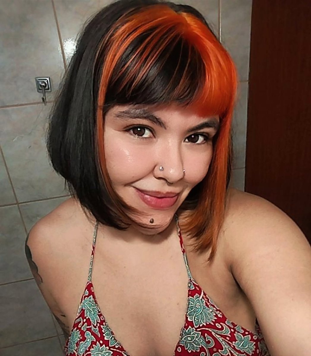 No auge dos meus 33 anos acho muito de bom tom colocar 300 piercings e fazer mechinha no cabelo