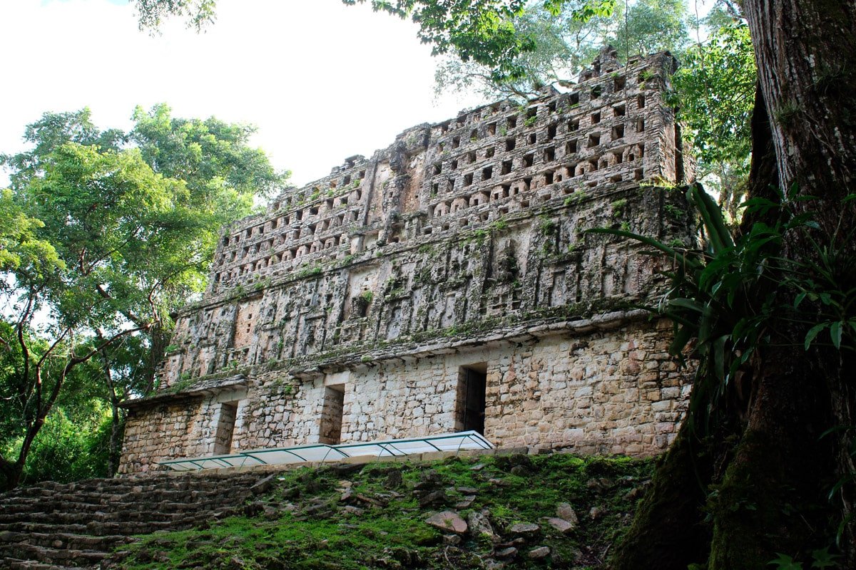 EmbamexJP's tweet photo. ヤシュチラン（Yaxchilan）は、チアパス州にある古典期マヤ文明の遺跡で、特に王の姿や碑文が刻まれた58個ものまぐさ石で有名です。

ウスマシンタ川を挟んで対岸はグアテマラという場所にあり、現在一般的に用いられているヤシュチランという名称はマヤ語で「緑の石」を意味します。#古代メキシコ文明 https://t.co/bkNfezfZwo