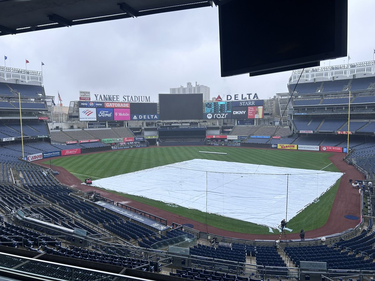 AquiSomosYankis's tweet photo. Así se encuentra el Yankee Stadium en estos momentos.  Aún se desconoce si habrá un retraso para el comienzo del juego hoy.

- Via @BrendanKutyNJ https://t.co/i8DRtUJmN1