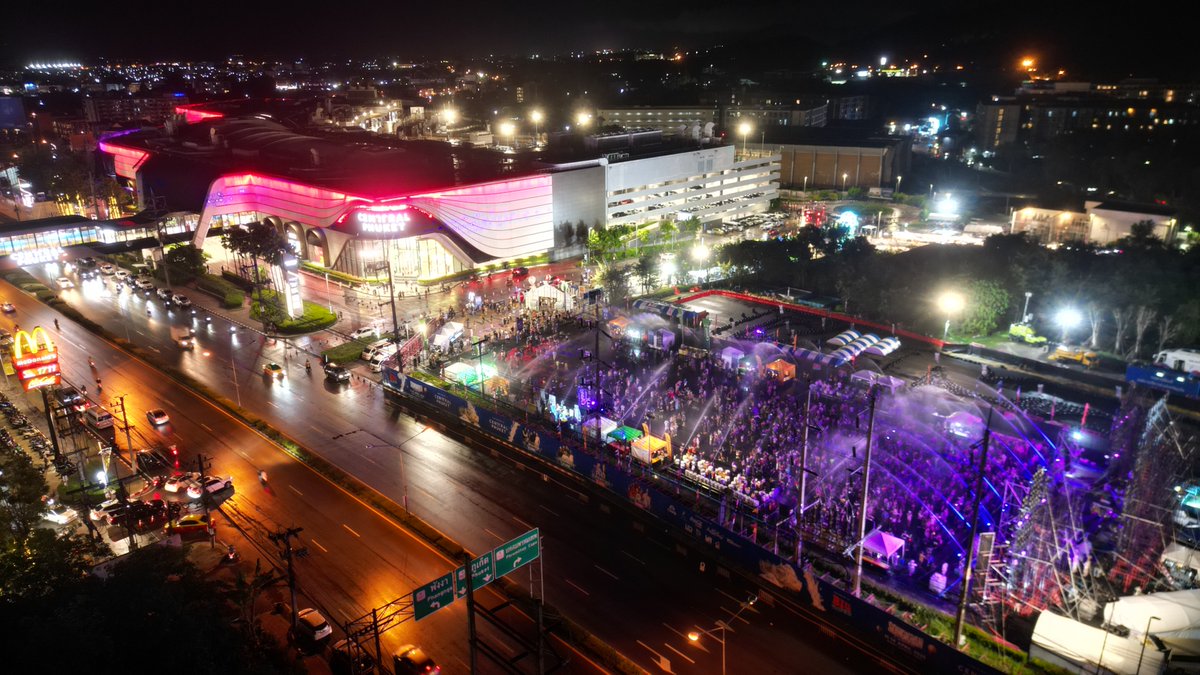 Central_Phuket's tweet photo. 💦 D1 ภาพบรรยากาศสุดมันส์ #RETROSPECT, #MEENTRA ในงาน "CENTRAL PHUKET SONGKRAN CARNIVAL 2025”
#CentralPhuket 
#สงกรานต์เซ็นทรัล #สงกรานต์มหาบันเทิง2025
#ThailandSongkranFestival2025 
#สงกรานต์2025 #Songkran2025
#Phuket #Thailand

🥳 ใครยังไม่ได้มาเช็คอิน คืนนี้พลาดไม่ได้แล้วแอดบอกเลยว่าเปียกฉ่ำทั่วถึง !
🎤 12 เม.ย. 68 พบกับ GETSUNOVA, DJ AMPKILLA
🎤 13 เม.ย. 68 พบกับ SUPERTOEY, P-HOT
🎤 14 เม.ย. 68 พบกับ PAE MVL, MOCCA GARDEN

🗓️ 11-14 เม.ย. 68
⏰ 16.00 น. เป็นต้นไป
📍 Phuket Outdoor Arena, Central Phuket

👉ซื้อบัตรคลิกเลย : https://t.co/73UNaaxwhR

------------------------------
This Songkran, get ready for an even wilder experience! Dance like never before and immerse yourself in an electrifying show of lights, sounds, and non-stop water action! 🚀🔥

💦 Bigger, wetter, and more thrilling than ever!
🌊💃 4 days and 4 nights of ultimate fun!
🎶 Spectacular effects and dazzling lights!
💦 Endless water splashes—non-stop excitement!

📅 April 11 - 14, 2025
⏰ Starts at PM onwards
📍 Phuket Outdoor Arena, Central Phuket Floresta

✨ Join us for the BIGGEST Songkran celebration of the year! See you at Central Phuket! 🚀💥

👉 Get your tickets now: https://t.co/73UNaaxwhR