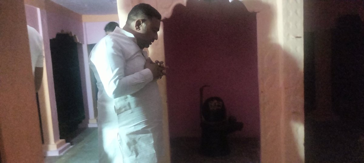 prashant_bjp4mp's tweet photo. आज हनुमान जन्मोत्सव के शुभ अवसर पर गोंद गोधन सिंह पहुंच कर भंडारे में शामिल हुआ एवं प्रभुदर्शन का सौभाग्य मिला , इस अवसर आप श्री अंजनी प्रसाद द्विवेदी, देवराज द्विवेदी सहित स्थानीय जन उपस्थित रहे । https://t.co/LQeQx6T4IL