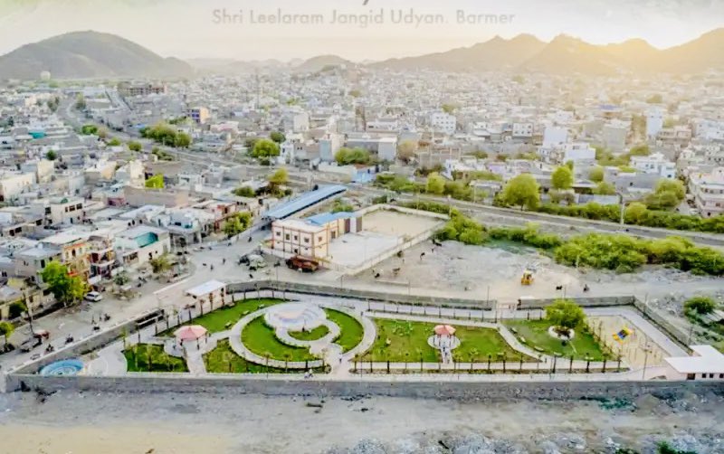 समर्पण, सेवा और संस्कार की अनुपम प्रेरणा

बाड़मेर जिले के इन्द्रोई गांव में जन्में स्व. लीलाराम जी जांगिड़ का जीवन समाजसेवा, उदारता और मानवीय मूल्यों की मिसाल रहा है। स्व. लीलाराम जी जांगिड़ की पुण्य स्मृति में उनके सुपुत्रों द्वारा बाड़मेर वासियों को समर्पित भव्य सार्वजनिक