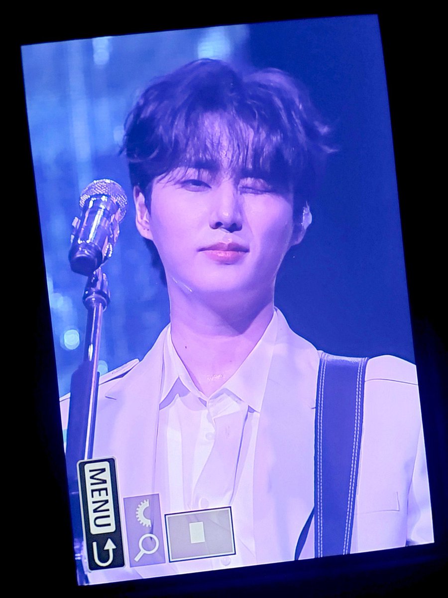 와 미친 영케이 윙크 진짜 영프들아 빨리 달려와서 이것 좀 봐 진짜 와 미쳤다 (positive)