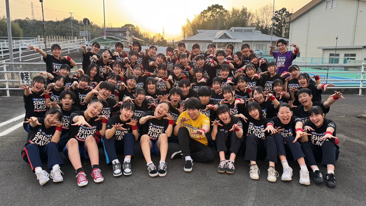 LittleGuyAH's tweet photo. 三重高校のみんなとまた踊れたこと、本当に嬉しかったです！！！

でも、まだみんなと踊りたい…もっと上手にとか…話し合いたい新ネタの案だってあるんです先生…

この先いつかどこかで、みんなと踊れる場所をもらえることを期待して…
ありがとう三重高校！！
#カギダンススタジアム
#新しいカギ https://t.co/xYKadOqG3l