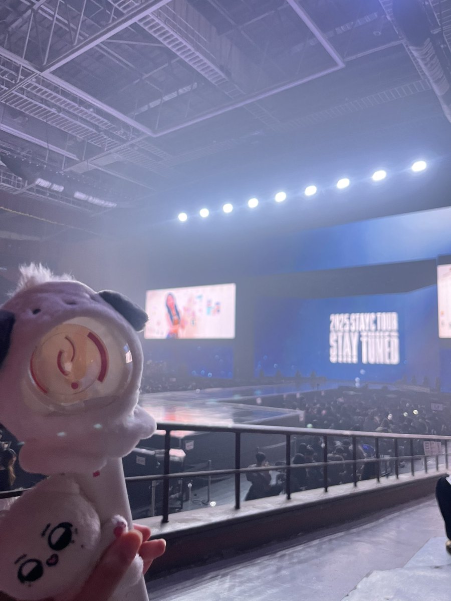 _1oveun's tweet photo. D2구역 1열 시야 공유합니당
왼쪽 사진은 줌 안들어갔는데 완전 잘 보였어요😖 https://t.co/HPaus5q4gM