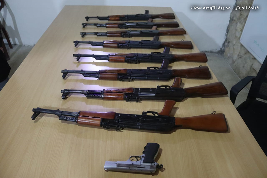 ضمن إطار التدابير الأمنية التي تقوم بها المؤسسة العسكرية في مختلف المناطق، دهمت وحدات من الجيش تؤازر كلًّا منها دورية من مديرية المخابرات منازل مطلوبين في بلدتَي دورس وبريتال - بعلبك، ومنطقة الناصرية – الهرمل، ومدينة عرمون – عاليه، وأوقفت ٤ أشخاص وفقًا لما يلي:
•    توقيف