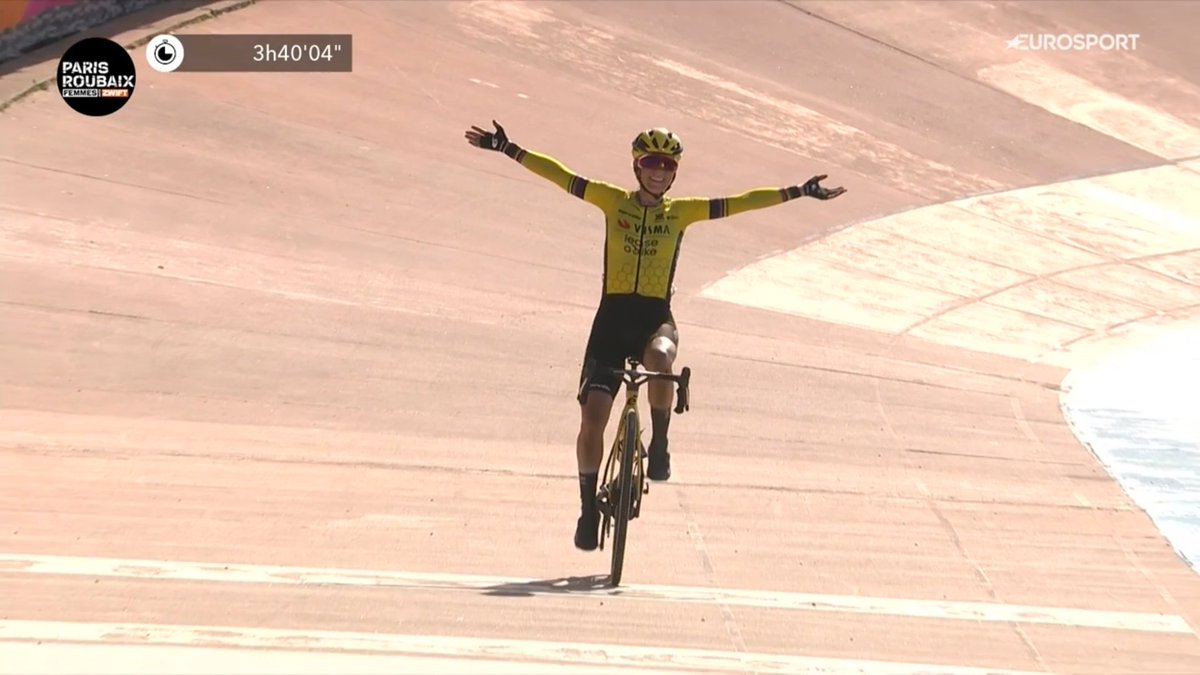 LeGruppetto's tweet image. C'EST HISTORIQUE : PAULINE FERRAND-PRÉVOT REMPORTE PARIS-ROUBAIX ! QUELLE LÉGENDE ! Plus de 7 mois après son titre olympique de VTT, la Française (33 ans) de la Visma-Lease a Bike décroche #ParisRoubaixFemmes dès sa première tentative, elle qui est sortie à 25km de l'arrivée.
