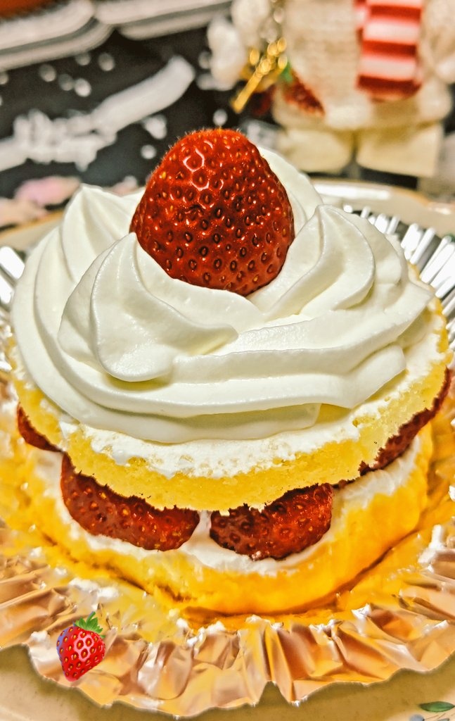naruchoo1's tweet photo. 藤くん
46歳のお誕生日おめでとうございます✨🎂🤓🎁✨

あなたが作りたい音楽が、私がどんなすみっこにいても見つけてくれるんです。

どうか藤くんにとってのすばらしい1年となりますように🌟

(ニコルから藤くんに捧ぐすばらしい苺サンドショートケーキ🍓🍰💕)

#HBD藤くん
#HBDFJ
#BUMPOFCHICKEN https://t.co/1QYhmGRy1o