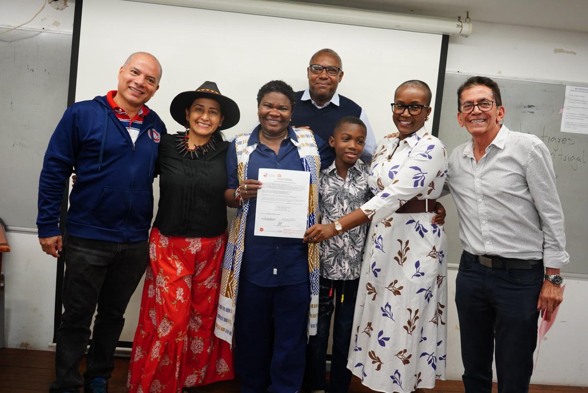 mellacaicedo's tweet photo. Hoy celebro con profunda gratitud el haber alcanzado el grado de doctora en Humanidades.
Agradezco a Dios, a los Orishas y a mis ancestros por su guía y fuerza durante este camino, que no ha estado exento de desafíos.
Cada paso, cada tormenta, me ha traído hasta aquí.
Este logro es colectivo, espiritual y profundamente humano.