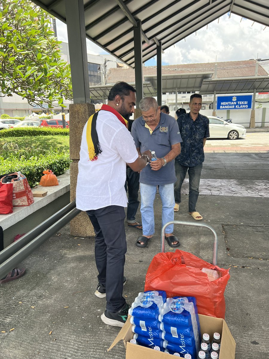 captaincvam's tweet photo. FOOD DONATION AT KLANG BUS STAND BY CVAM- Thank you to help out Advisor Mdm.Kunavathy. 12/04/2025@12.30pm.
CAPTAIN JOURNEY CONTINUES….
CVAM PRESIDENT 
K.KUMARADEVAN #dmdkitwing #dmdkparty #premallathavijayakant https://t.co/StF9VXgik4