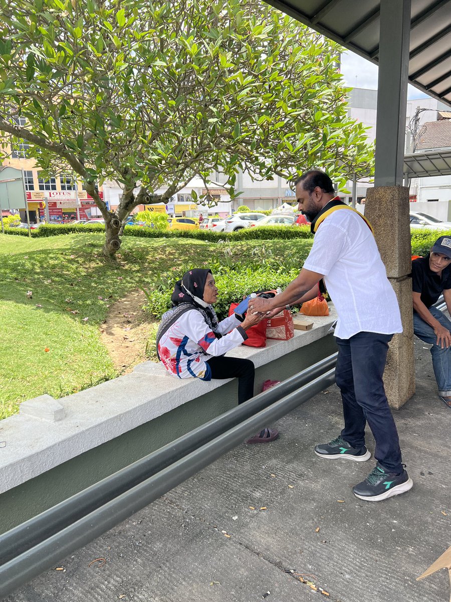 captaincvam's tweet photo. FOOD DONATION AT KLANG BUS STAND BY CVAM- Thank you to help out Advisor Mdm.Kunavathy. 12/04/2025@12.30pm.
CAPTAIN JOURNEY CONTINUES….
CVAM PRESIDENT 
K.KUMARADEVAN #dmdkitwing #dmdkparty #premallathavijayakant https://t.co/StF9VXgik4