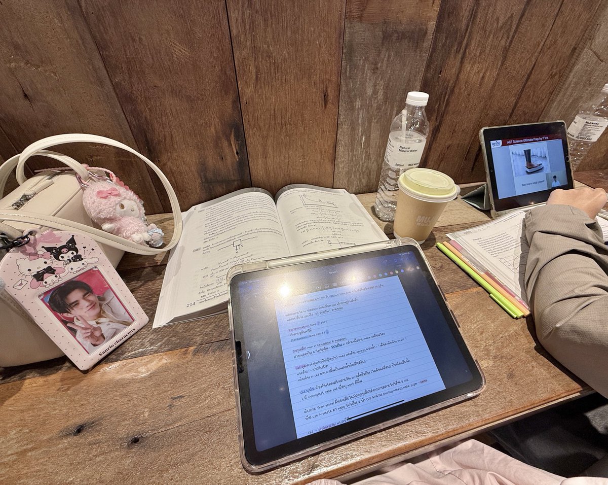 wmejwf's tweet photo. -` 9-12 𝐀𝗉𝗋𝗂𝓁*️⃣ ´- 🍵
♡ กลับมาอ่านหนังสือแล้ววว ช่วงนี้ทำโจทย์วิดคนิต+ทวนเนื้อหาวนไปป ଘ(੭ ◜ ᵕ ◝)੭🍐🧣💬
#studywnni #dek71 https://t.co/nWBLLN4pSI