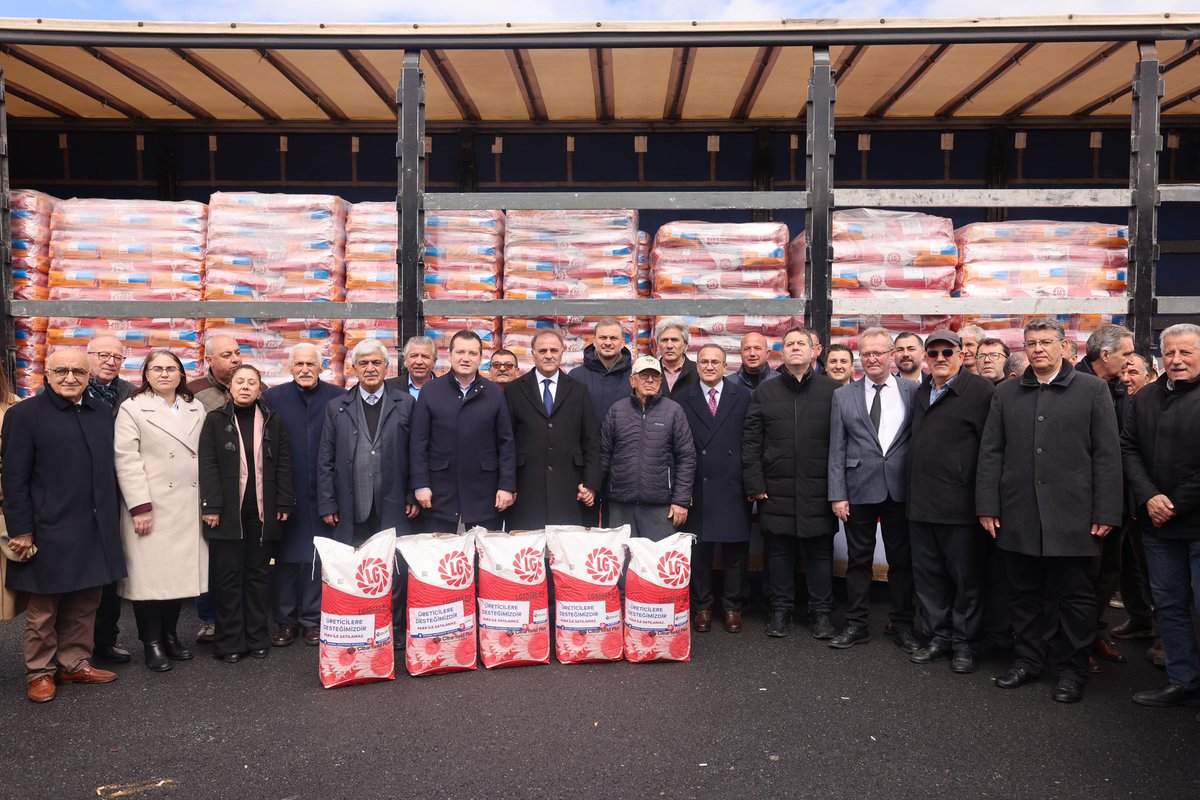 nuriaslan_tr's tweet photo. Başkanımız Ekrem İmamoğlu’nun vizyonunu kararlılıkla sürdürüyoruz!

İstanbul Büyükşehir Belediyesi olarak tarımsal üretimi desteklemeye devam ediyoruz.

Bugün Silivri’de:
• 2026 çiftçimize 3.433 torba ayçiçeği,
• 256 çiftçimize 25.250 kg kuru fasulye ve nohut tohumu dağıttık.

Üreten bir İstanbul için çalışmaya devam!